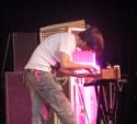 Jonny Greenwood tocando las Ondas Martenot en 2010 (foto de wonker; fuente: wikipedia)