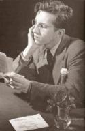 Un joven Julio Maruri lee una carta de J.R. Jiménez (blog de Juan Antonio González Fuentes)