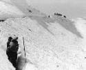 La nieve dificultó aún más la huida hacia Francia. Unos seis mil civiles escaparon por Puerto Viejo con la ayuda de la 43 División
