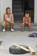 Fuera de las horas de clase, los niños llenan las calles de Mihatovici. En las mujeres el paro es casi del 100 por cien (foto de Marc Javierre)