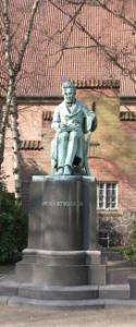 Estatua de Kierkegaard en el jardín de la Biblioteca Nacional
