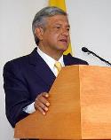 Hartos de conflictos
Andrés Manuel López Obrador en 2005 (foto de Guarniz; fuente, wikipedia)